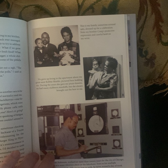 Becoming Michelle Obama Hardcover Autobiography - Picture 4 of 5
